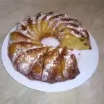 Rychlá tvarohová bábovka z Remosky na talíři